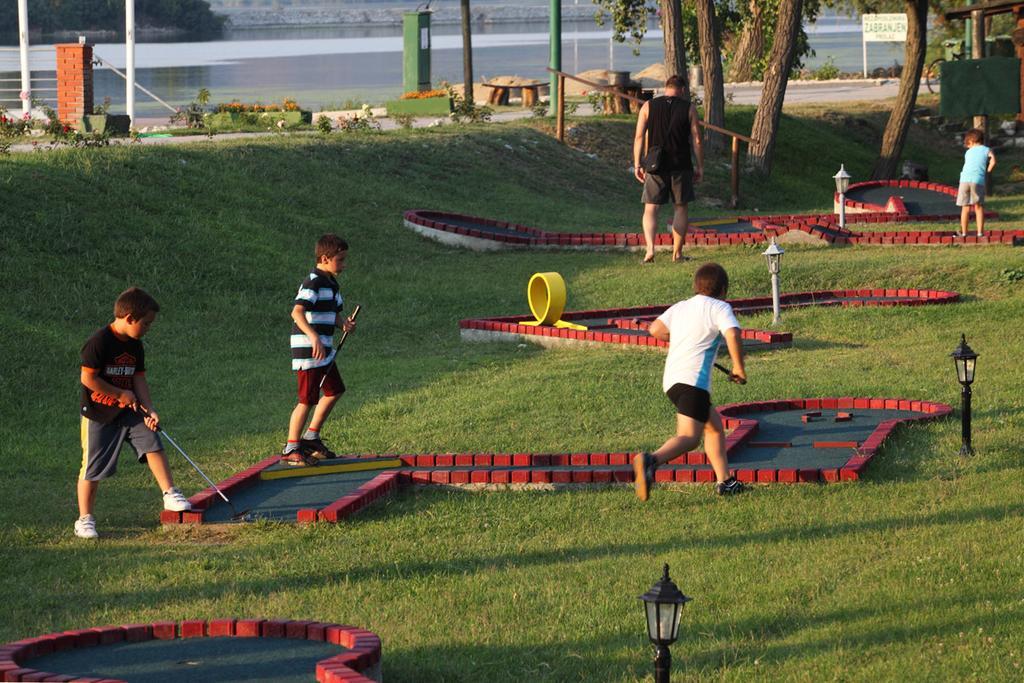 Hotel Danubia Park Veliko Gradiste Luaran gambar